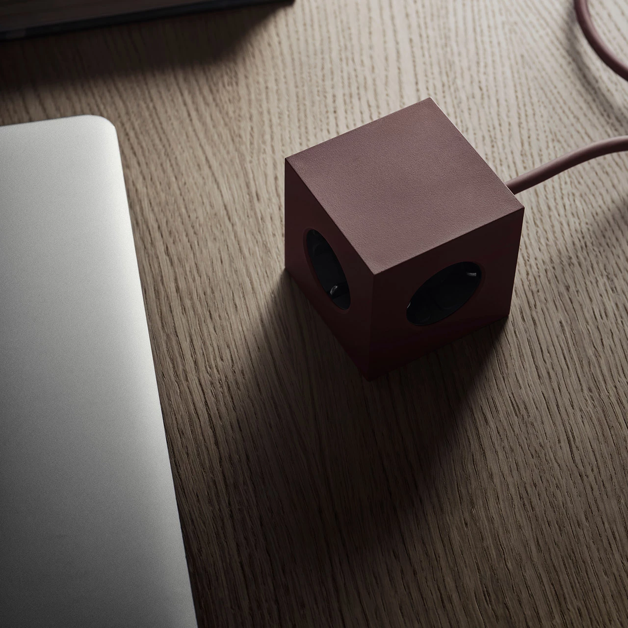 Rabatt ❤️ Avolt Verlängerungskabel Square 1 USB + Magnet Rusty Red 👏 2 Rabatt ❤️ Avolt Verlängerungskabel Square 1 USB + Magnet Rusty Red 👏 – Bild 2